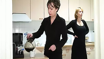 Vintage Francúzske Lesbičky Sa Oddávajú Horúcej Hre S Straponom