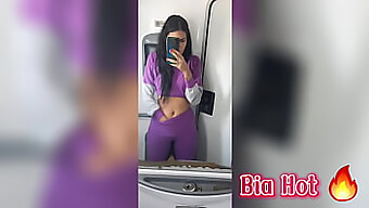 Bia, Horúca A Nadržaná Brunetka, Si Užíva Sebauspokojenie Na Toalete Autobusu