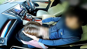 Perselingkuhan Panas Isteri Amatur Membawa Kepada Creampie Kereta Liar