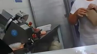 Donna Matura Prende Il Controllo In Questo Video Amatoriale