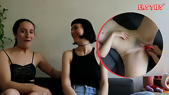 Designerii De Modă Berlinezi Katie A Și Delfine Se Ling Și Se Mângâie Reciproc Într-Un Video Amator Lesbian