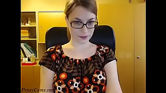 Garota Nerd Provoca E Tira A Roupa Na Webcam