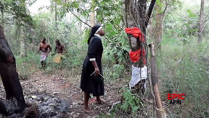 আফ্রিকান যোদ্ধারা বিদেশী মিশনারি সঙ্গে তিনজনের মজায় লিপ্ত হয়