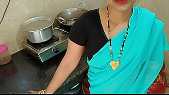 Femme Au Foyer Indienne Excitée Trompe Son Mari Avec Son Demi-Frère Dans La Cuisine