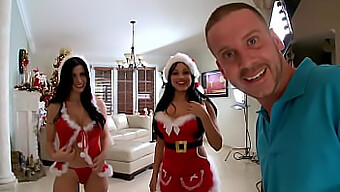 Istimewa Krismas Dengan Pantat Buih Bersama Gadis-Gadis Latin Yang Seksi, Rebeca Linares Dan Abella Anderson