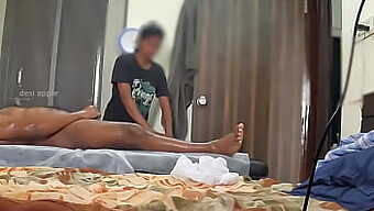 Chica Pequeña Es Sorprendida Por Una Pequeña Polla Negra En El Spa.