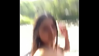 Il Video Di Nicollperv Di Un Divertimento Amichevole Sul Fiume Con Un Culo Nudo