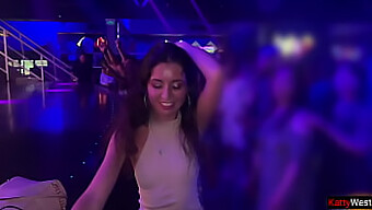 Una Ragazza Adorabile Si Fa Prendere Tutti I Buchi In Un Bagno Di Una Discoteca