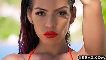 Busty Pool Babe Yurizan Beltran Tager Det Hårdt I Sin Røv