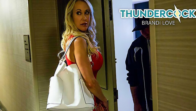 금발 Milf Brandi Love가 펠라치오를 하고 뒤에서 섹스를 합니다