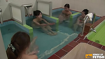 Petites Filles Asiatiques Se Font Doigter Par Une Grosse Bite Dans Une Douche