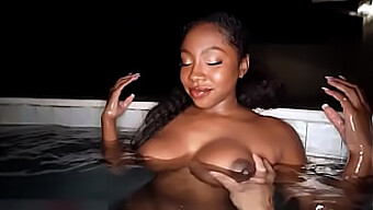 Las Tetas Naturales De La Belleza Negra Se Follan En La Piscina.