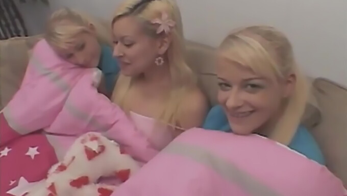 Fete Frumoase Într-Un Trio Lesbian Fierbinte În Video De Înaltă Definiție.