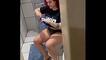 Uma Garota Bonita Tem Sua Bunda E Boca Preenchidas Em Uma Sessão Incrível.