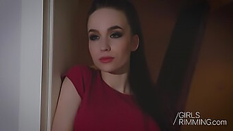 Teen (18+) Alessa Savage Dostáva Orálny Sex A Dáva Orál V Trojici