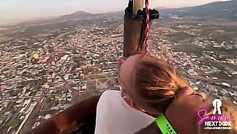 Intense Vrijpartij Tijdens Een Hete Luchtballonvaart Bij Zonsopgang Met Een Mexicaanse Schoonheid Die Geniet Van Deepthroat En Openbare Blootstelling