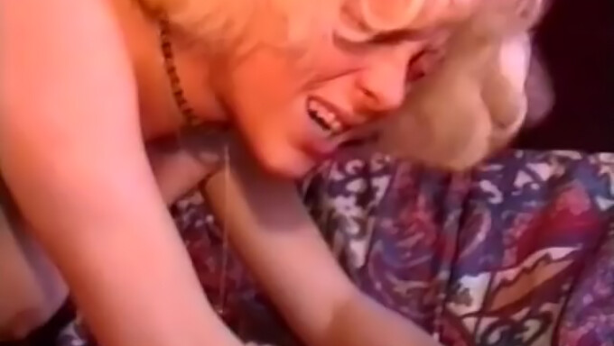 Retro Pornografski Video Prikazuje Analno Sceno Z Velikim Tičem S Francoskim Amaterjem